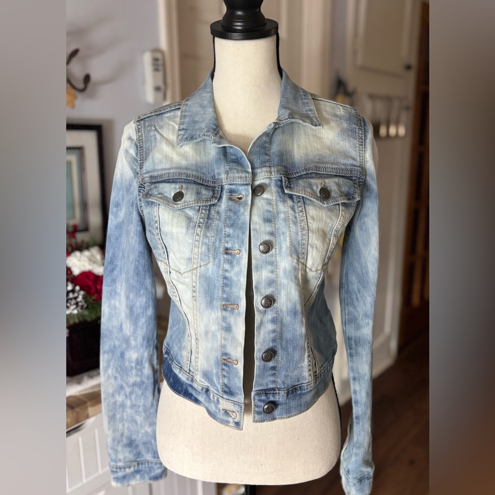 Jessica Simpson light wash distressed denim jacket size small